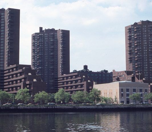 Qué ver en el Bronx en un día – Mapa + Itinerario City Buildings Near the River