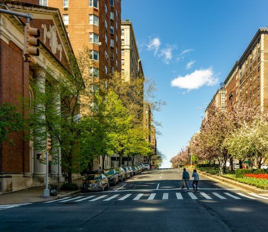 Qué ver en el Upper East Side en un día – Ruta y consejos a couple of people that are standing in the street
