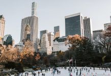 Pista de Patinaje de Hielo en Rockefeller Center People Ice Skating in the Park Near High Rise Buildings