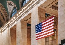Visitar la Grand Central Terminal – Historia, películas… Classic interior of urban building with American flag