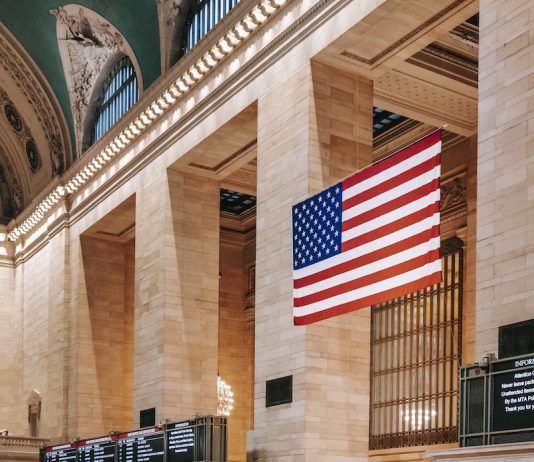 Visitar la Grand Central Terminal – Historia, películas… Classic interior of urban building with American flag