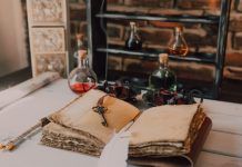 Tienda de Harry Potter en NYC – Horarios, precios… An Old Book and Candles on Wooden Table with Glass Bottles