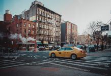 Qué ver en el Lower East Side en un día – Ruta y consejos yellow taxi cab on road near building during daytime
