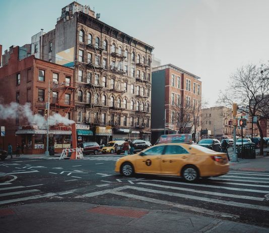 Qué ver en el Lower East Side en un día – Ruta y consejos yellow taxi cab on road near building during daytime