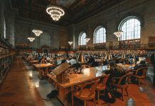 Cómo visitar la New York Public Library – Horarios, historia… people sitting inside building