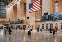 Visitar la Grand Central Terminal de NYC Interior of classic Grand Central Terminal building with brick columns and ornamental walls over parquet on floor