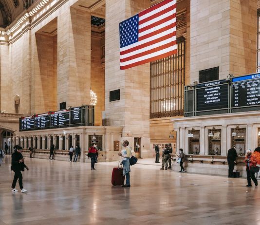 Visitar la Grand Central Terminal de NYC Interior of classic Grand Central Terminal building with brick columns and ornamental walls over parquet on floor